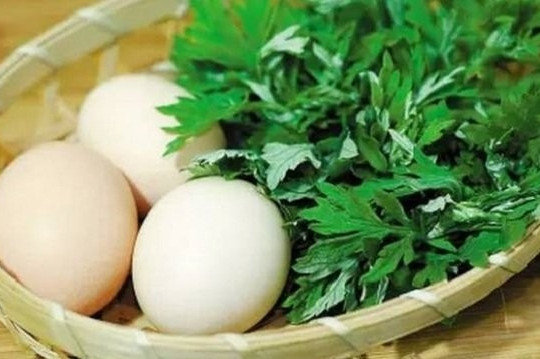 Có nên thường xuyên ăn trứng gà ngải cứu?