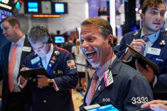 Dow Jones chốt phiên trên mốc 40.000 điểm lần đầu tiên trong lịch sử