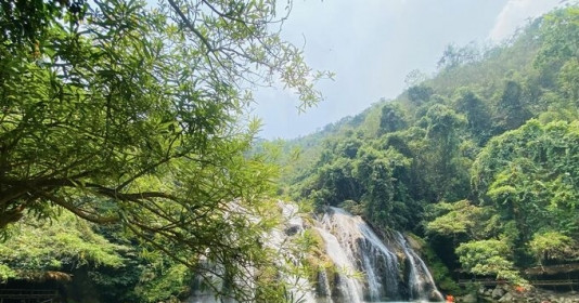 Xuất hiện thác nước đẹp hoang sơ ẩn mình giữa rừng nguyên sinh, cách Cửa khẩu Lao Bảo khoảng 90km, nườm nượp du khách giải nhiệt ngày nắng nóng