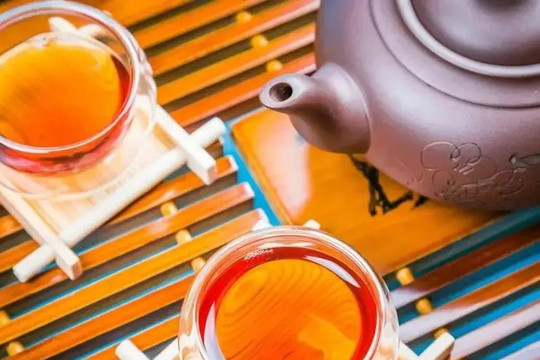 Ba thói quen khi uống trà âm thầm gây hại cho sức khỏe