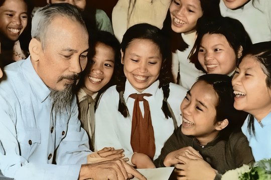 Những khoảnh khắc bình dị của Chủ tịch Hồ Chí Minh