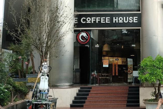 Gia đình nữ bác sĩ bị kính đổ đạt thỏa thuận với The Coffee House