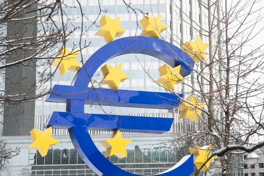 ECB phát 'tín hiệu' có thể hạ lãi suất trước Fed