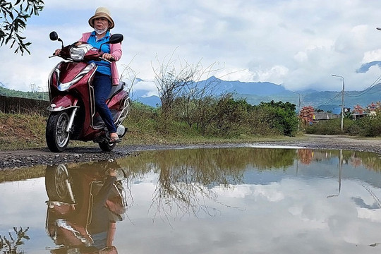 Khu tái định cư đầu tư 'chắp vá', dân Đà Nẵng sống cảnh nắng bụi, mưa lầy