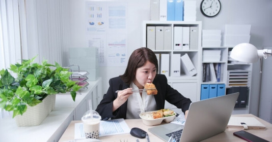 5 thói quen xấu khi ăn trưa cực kỳ hại sức khỏe, dân văn phòng thường xuyên mắc phải