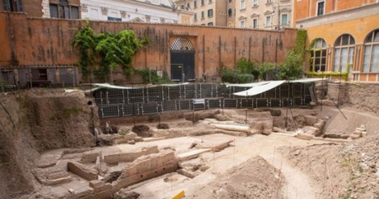 Khai quật khách sạn, phát hiện nhà hát cổ bị chôn vùi bên dưới lòng đất với các cột đá cẩm thạch được trang trí bằng vàng lá