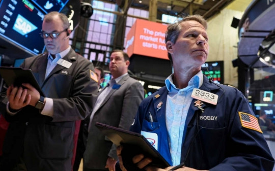Chứng khoán Mỹ đỏ lửa, Dow Jones giảm 600 điểm khi thị trường ‘sợ hãi’ Fed sẽ không hạ lãi suất vào tháng 9
