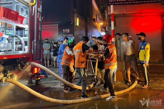 Cháy nhà trọ ở Trung Kính: Một nạn nhân vào cấp cứu trong tình trạng kích thích