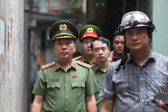 Thứ trưởng Bộ Công an Trần Quốc Tỏ tới hiện trường vụ cháy nhà trọ 14 người chết ở Hà Nội