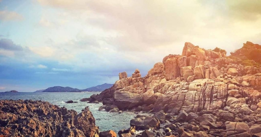 Việt Nam có một bãi đá triệu năm tuổi ngỡ như chỉ có ngoài hành tinh, nằm ngay địa điểm ngắm hoàng hôn đẹp nhất nước