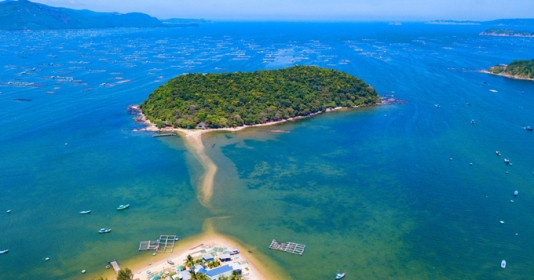 Việt Nam có một hòn đảo hoang sơ được mệnh danh là 'kiệt tác của thiên nhiên', du khách có thể tự mình đi bộ giữa biển để ra đảo, cách TP. Tuy Hòa khoảng 50km
