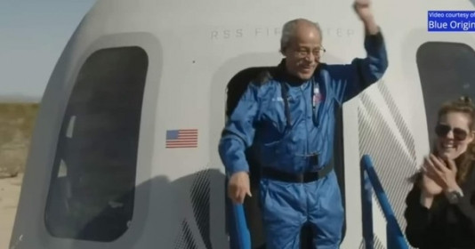 Người cao tuổi nhất từng bay vào vũ trụ là ai?