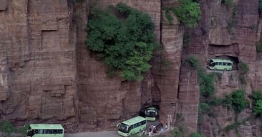 Cung đường hầm nguy hiểm nhất thế giới được đào hoàn toàn thủ công trên vách núi dựng đứng cao 1.700m, kết nối ngôi làng từng bị cô lập hơn 600 năm