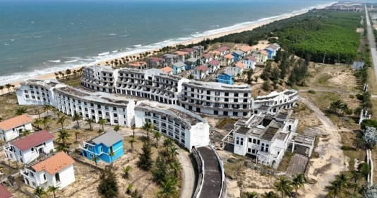 Cận cảnh những biệt thự 'ma' nghìn tỷ lạnh lẽo nằm ngắm biển ở vùng vịnh đẹp nhất thế giới tại Việt Nam