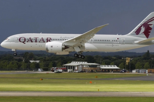 Máy bay Qatar hạ cánh khẩn cấp vì nhiễu động, 12 người bị thương