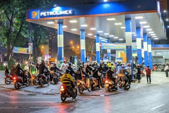 Người dân mua xăng ‘ngại’ chờ lấy hoá đơn, Petrolimex hiến kế đưa thêm lợi ích