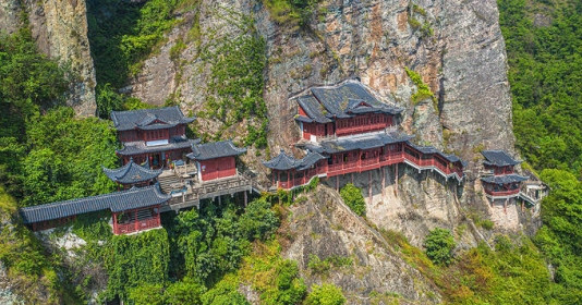 Ngôi chùa ‘treo’ trên vách núi dựng đứng suốt 700 năm, nổi tiếng với bức tượng Phật tự nhiên lớn nhất Trung Quốc cao 147m
