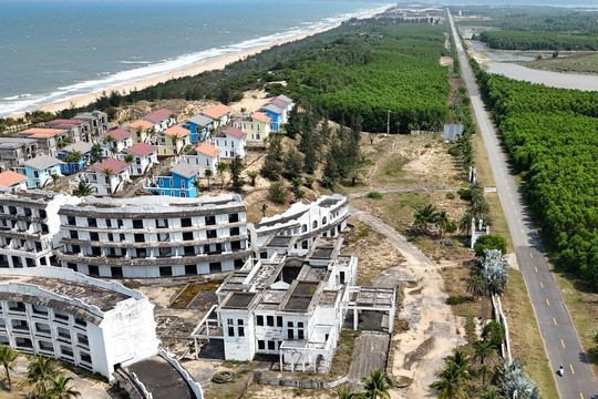 'Huyền thoại' mắc cạn, nằm chờ phát mãi bên bãi biển đẹp bậc nhất Việt Nam