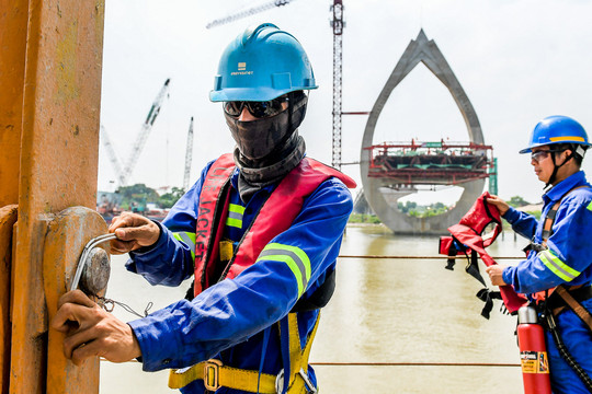 Công nhân đội nắng nóng hơn 40 độ thi công cầu dây văng 1.200 tỷ tại Nam Định