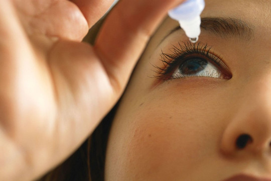 Nhỏ mắt trước khi ngủ là tốt cho sức khỏe mắt?