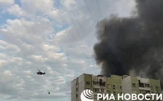 Cháy lớn lan ra hơn 4000m2 tại thủ đô Moscow, Nga ngay lập tức huy động trực thăng thả 200 tấn nước để dập lửa