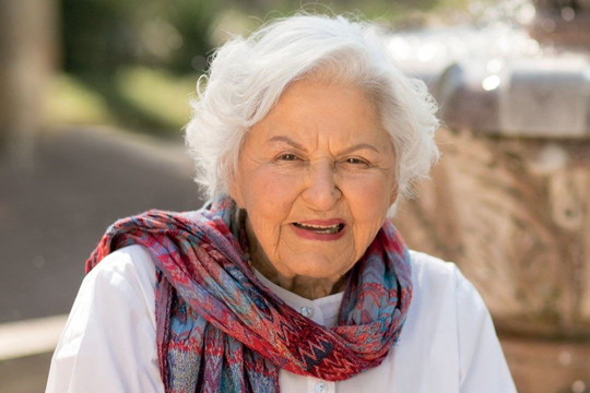 Cụ bà 102 tuổi nhưng vẫn chăm chỉ đi làm 3 ngày/tuần, tiết lộ 3 ‘công thức’ đơn giản để có cuộc sống hạnh phúc và khỏe mạnh