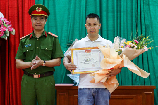 Khen thưởng người leo tường cứu nạn nhân mắc kẹt trong đám cháy ở Hà Nội