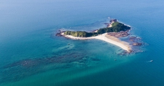 Việt Nam có hòn đảo hoang sơ nằm cách ‘thiên đường du lịch biển đảo’ chỉ 15km, nước trong xanh nhìn thấy đáy