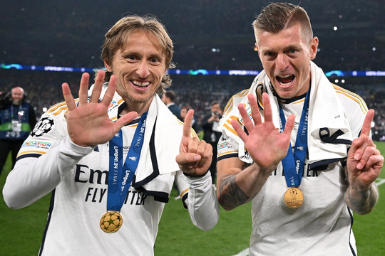 Toni Kroos nâng Cúp C1 cuối với Modric và Real: Chia tay ngạo nghễ