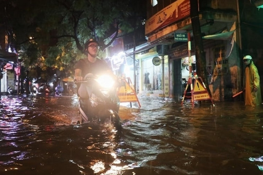 ‘Phố biến thành sông’ mỗi khi mưa lớn, nhà trong ngõ Hà Nội vẫn vượt mốc 100 triệu/m2