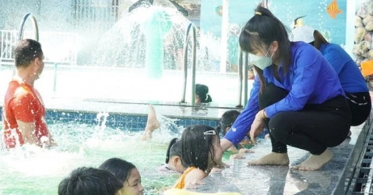 Bé gái 7 tuổi đuối nước tử vong trong bể bơi căn hộ: 3 quy tắc sống còn phòng chống đuối nước cha mẹ nên dạy trẻ từ bây giờ