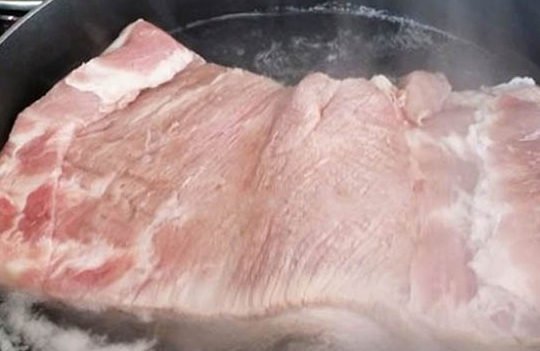 Có nên dùng nước luộc thịt nấu canh?
