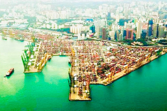 Hàng hóa thế giới 'mắc kẹt' ở siêu cảng Singapore, giá cước vận tải tăng trở lại