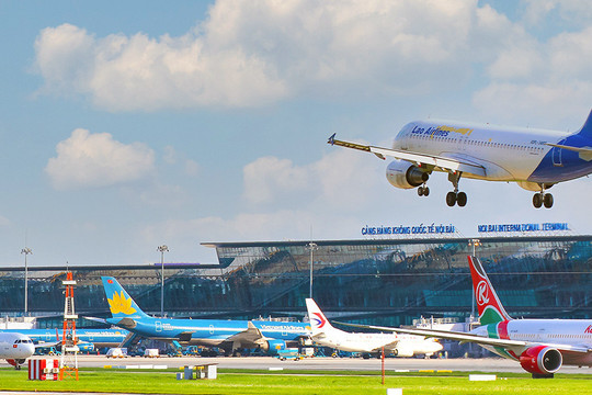 Giá vé máy bay 'hạ nhiệt' giữa cao điểm hè: Các hãng hàng không tăng chuyến phục vụ du khách