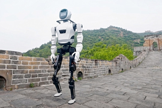 Trung Quốc chế tạo robot hình người đầu tiên leo lên Vạn Lý Trường Thành