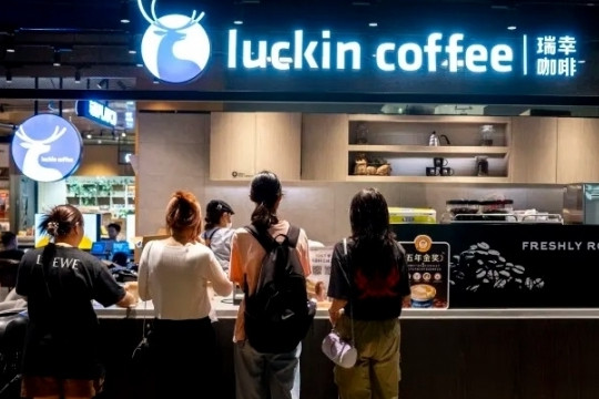 Chiến lược giúp chuỗi cà phê quốc dân của Trung Quốc hồi sinh ngoạn mục sau cú lừa thế kỷ, đánh bại Starbucks