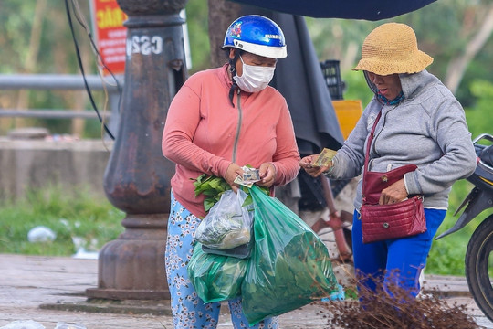 Bán 'lá mùng 5' dịp tết Đoan ngọ, dân xứ Quảng bỏ túi cả trăm triệu