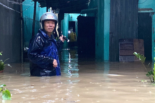 Mưa ngập khắp nơi ở Quảng Ninh, trong nhà cũng bì bõm ngang thân người