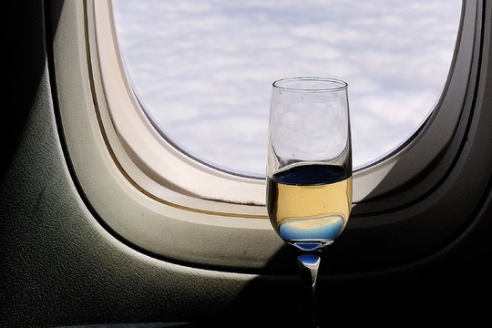Chuyên gia cảnh báo đừng uống rượu khi nghỉ ngơi trên máy bay: Tim và phổi của bạn đang ‘kêu cứu’!