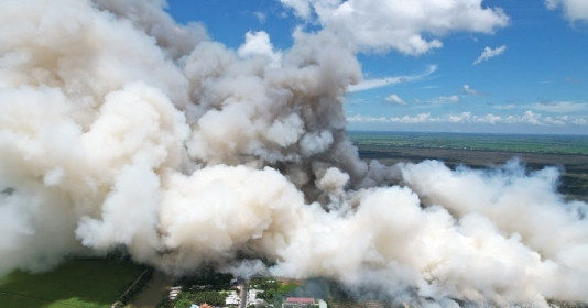 Vườn quốc gia Tràm Chim cháy lớn với những cột khói cao hàng trăm mét, lực lượng cứu hoả được huy động khẩn cấp