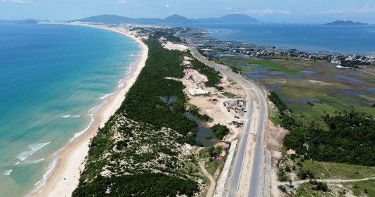 Giữa lòng khu kinh tế bao quanh vịnh Vân Phong hình thành thêm 2 điểm đến nghỉ dưỡng, vui chơi giải trí