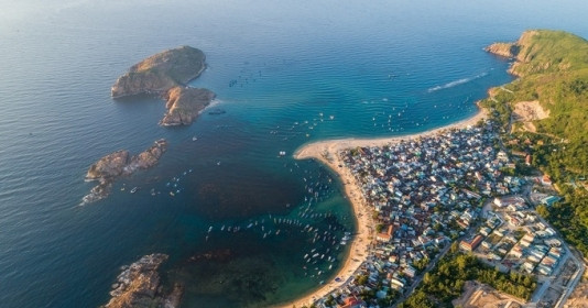 Làng chài ven biển nằm trên bán đảo chỉ cách TP. Quy Nhơn 10km, thu hút hàng nghìn lượt khách mỗi năm