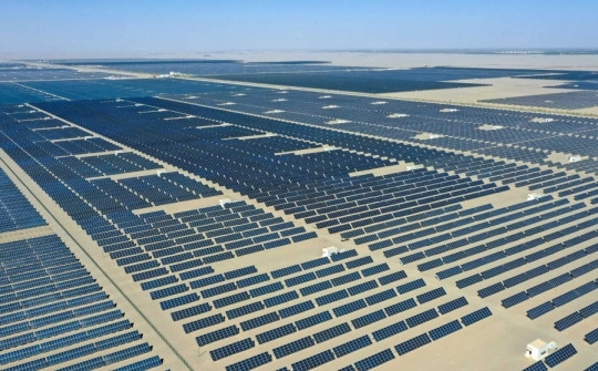Trang trại điện mặt trời lớn nhất thế giới chính thức 'lên lưới': Diện tích tương đương 120.000 sân bóng, công suất lên tới 6 tỷ kWh