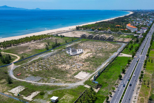 Khu nghỉ dưỡng, sân golf hàng chục triệu USD lấy đất vàng ven biển rồi bỏ hoang