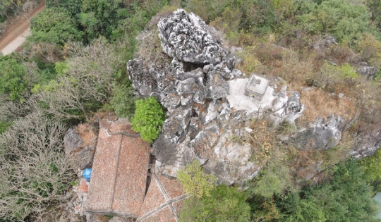 Tận mục ngôi cổ tự nằm cheo leo trên đỉnh núi suốt 6 thế kỷ, chỉ cách trung tâm Hà Nội hơn 20km