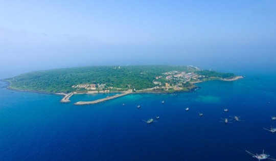 Hòn đảo đẹp hiếm có của miền Trung nằm vắt ngang vĩ tuyến 17, cách đất liền 30km, được mệnh danh là ‘con mắt thần án ngữ biển Đông’