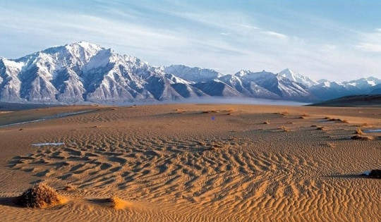 Sa mạc kỳ lạ nhất thế giới được bao quanh bởi những ngọn núi tuyết, tiếp cận không dễ nhưng vẫn hút khách du lịch