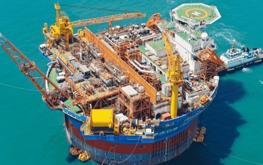 Bể chứa dầu nổi hình trụ đầu tiên ở châu Á hoàn thành lắp đặt: Cao bằng tòa nhà 30 tầng, có thể xử lý 5.600 tấn dầu thô mỗi ngày