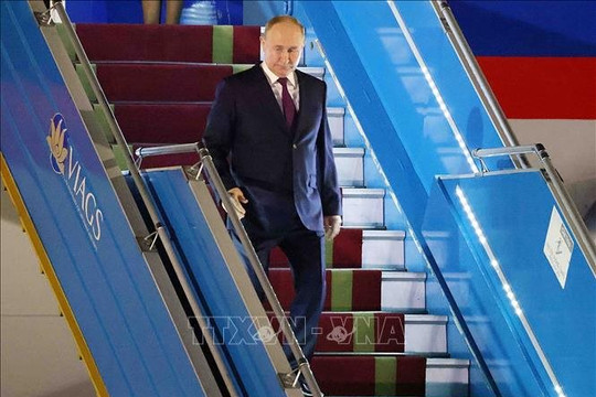 Hình ảnh Tổng thống Nga Vladimir Putin tại sân bay Nội Bài, bắt đầu chuyến thăm Việt Nam