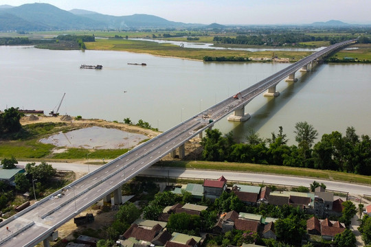 Ngắm cây cầu dài nhất tuyến cao tốc Bắc - Nam trước giờ thông xe